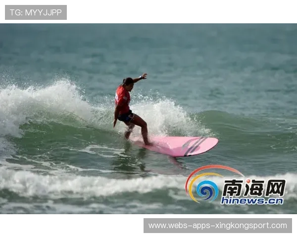 冲浪爱好者用无人机拍出“海上天使”画面