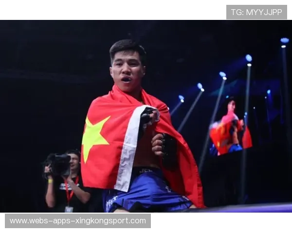 格斗赛飞踢命中对手令观众惊呼：现场热血与训练的秘密