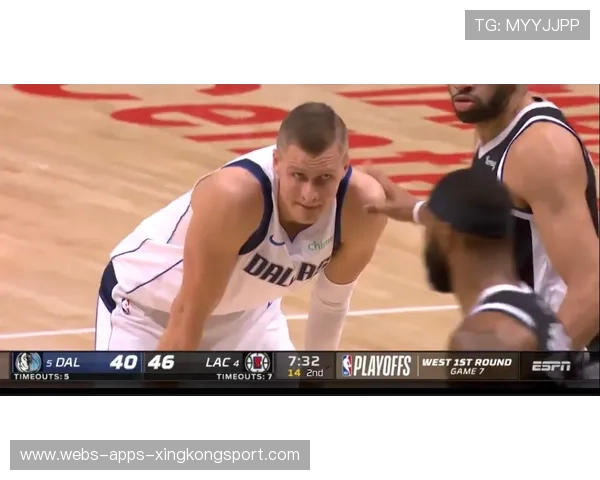 东契奇怒砸球鞋：裁判太离谱